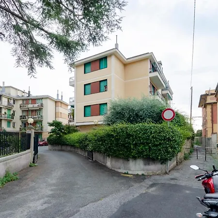 Altido 3-bed Flat With Balcony Lejlighed *