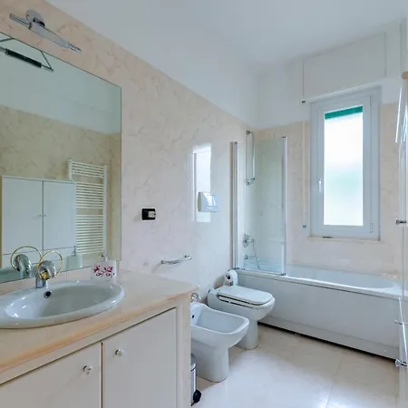 Lejlighed Altido 3-bed Flat With Balcony Genova