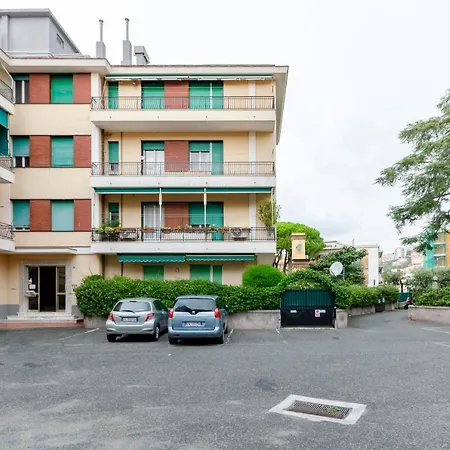 Altido 3-bed Flat With Balcony