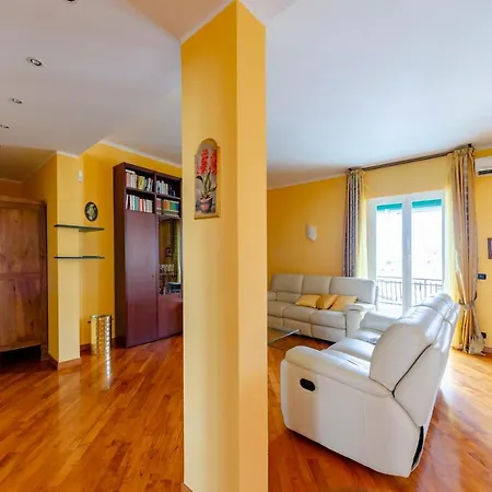 Altido 3-bed Flat With Balcony *
