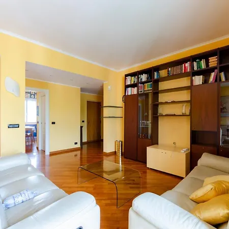 Lejlighed Altido 3-bed Flat With Balcony *