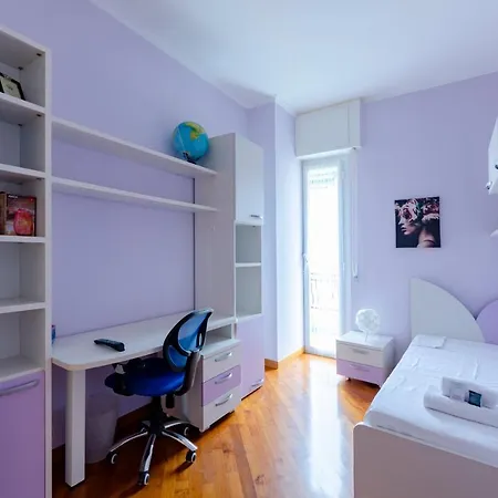 Altido 3-bed Flat With Balcony Appartamento