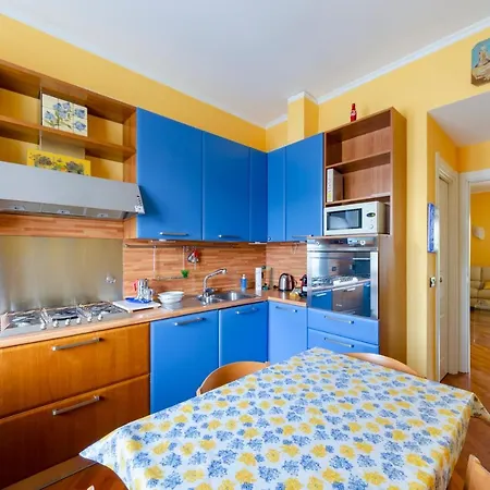Altido 3-bed Flat With Balcony Genova