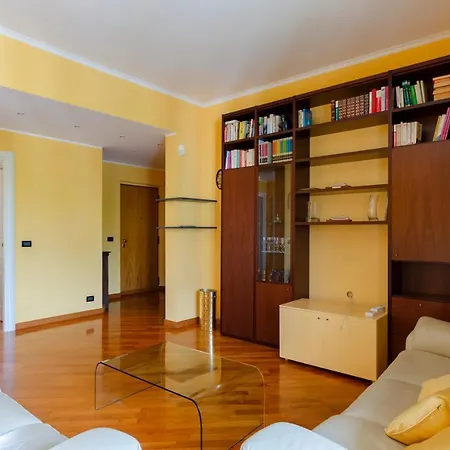Altido 3-bed Flat With Balcony