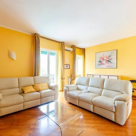 Altido 3-bed Flat With Balcony Appartamento *