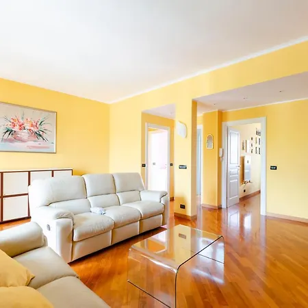 Altido 3-bed Flat With Balcony Appartamento
