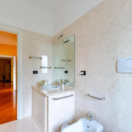 Altido 3-bed Flat With Balcony Lejlighed *