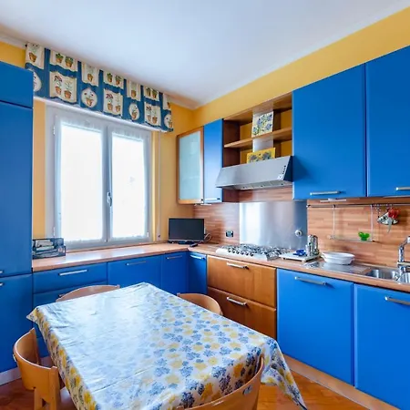 Altido 3-bed Flat With Balcony *