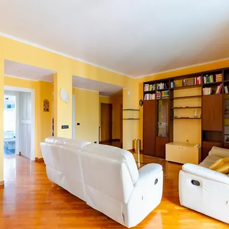 Altido 3-bed Flat With Balcony Lejlighed *