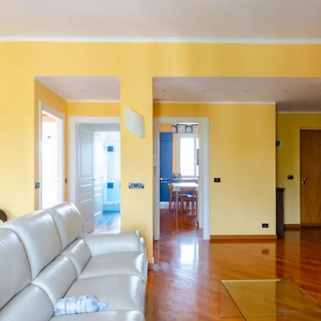 Altido 3-bed Flat With Balcony Lejlighed *