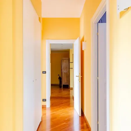 Altido 3-bed Flat With Balcony Lejlighed *
